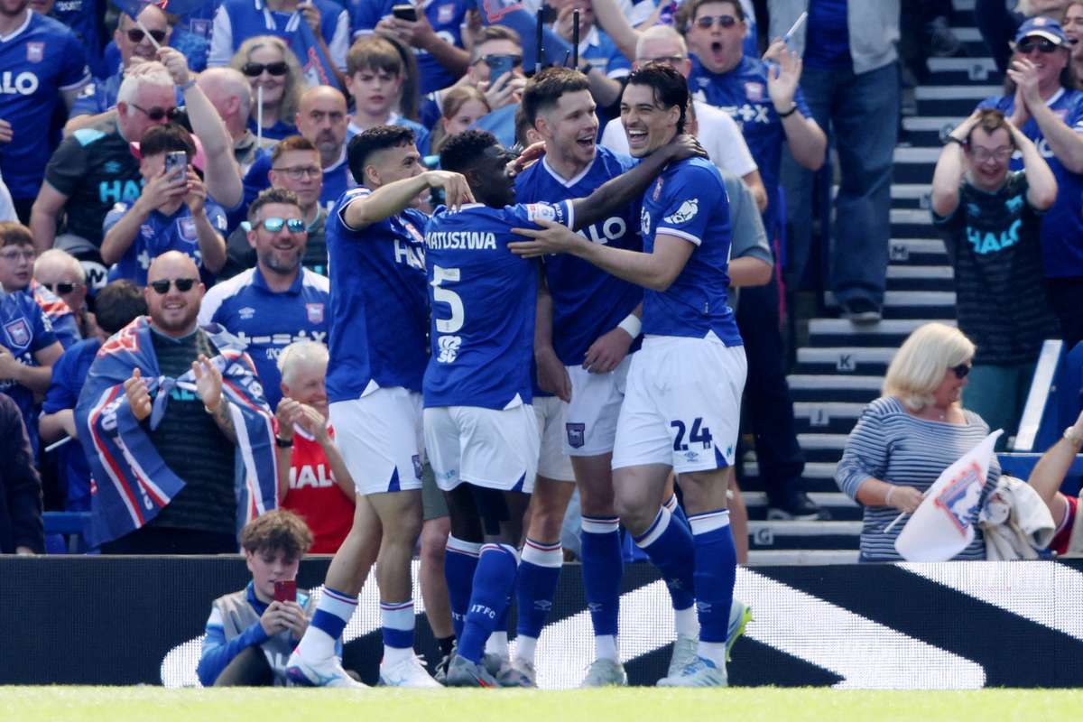 El Ipswich Town asegura su vuelta a la Premier League al vencer por 3 a 0 al QPR