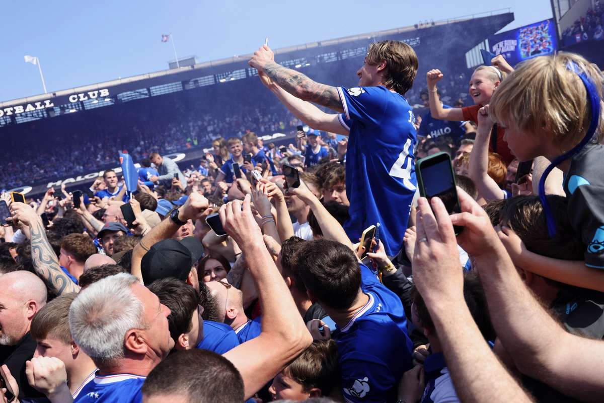 Ipswich festeja com invasão de adeptos e regressa à Premier League Wrexham desilude