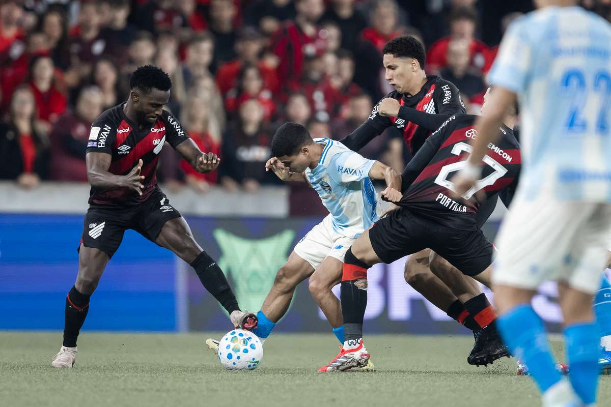 Numa partida equilibrada o Gremio falha em tirar aproveitamento da expulsao e empata com o Athletico PR