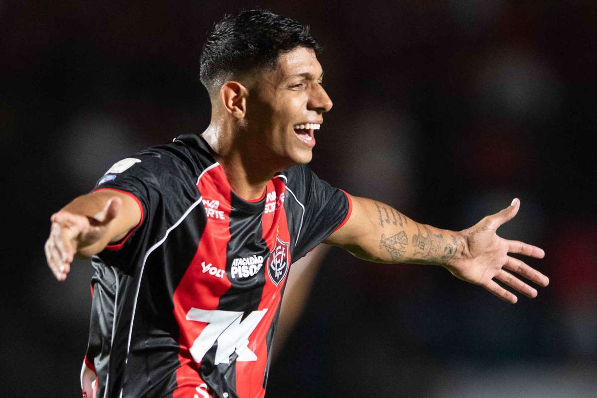 Vitória esmaga Coritiba, sobe posições e quebra série de quatro partidas sem triunfos