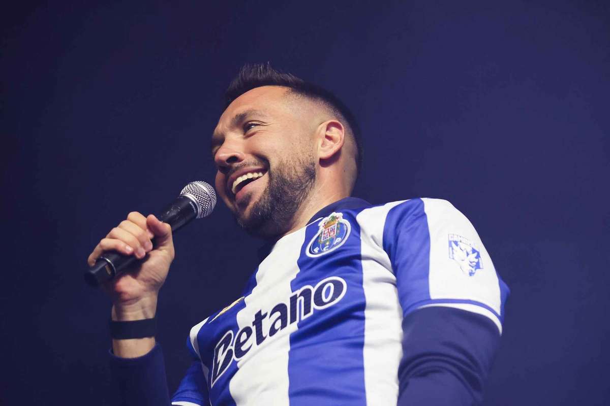 FC Porto conquista título: Farioli refere Jorge Costa e celebra com os fãs