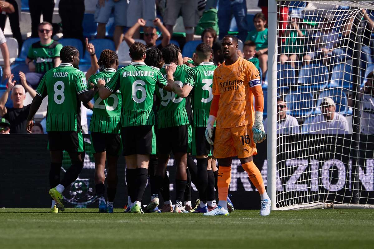 Sassuolo vence al AC Milan por 2-0 mientras Inter se acerca al Scudetto