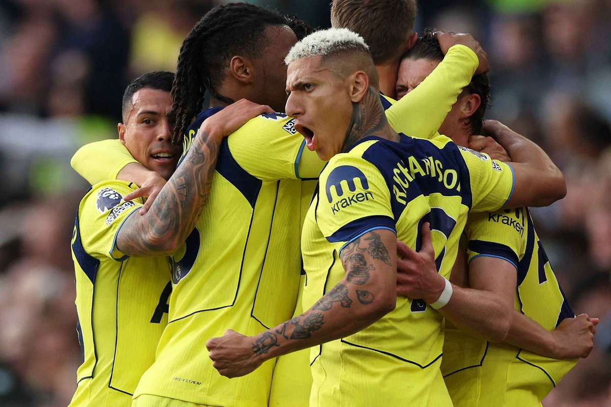 Los Spurs abandonan la zona de descenso tras un claro triunfo frente al Aston Villa (1-2)