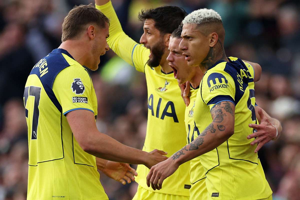 Richarlison aponta para o golo Tottenham derrota Aston Villa e abandona a zona de despromoção da Premier League