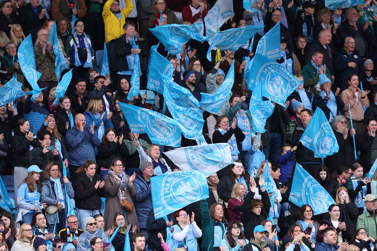 Ex médio do Manchester City apanha lesão chocante em encontro de veteranos