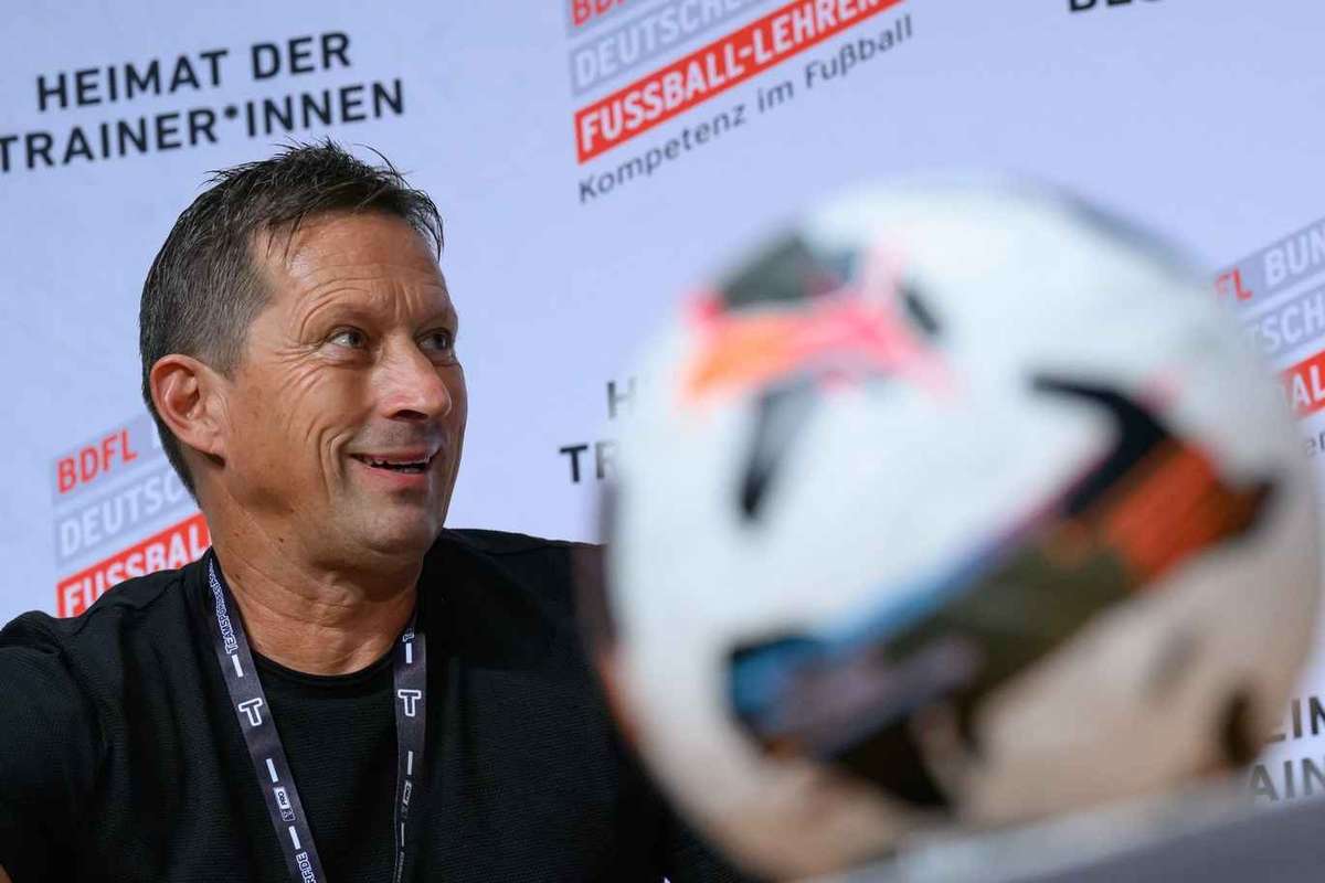 Roger Schmidt et Adi Hütter candidats pour succéder à Albert Riera à l'Eintracht Francfort