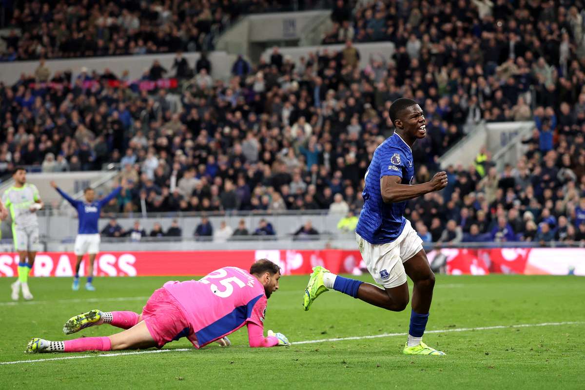 El City se aleja del liderato de la Premier tras su empate ante el Everton (3-3)