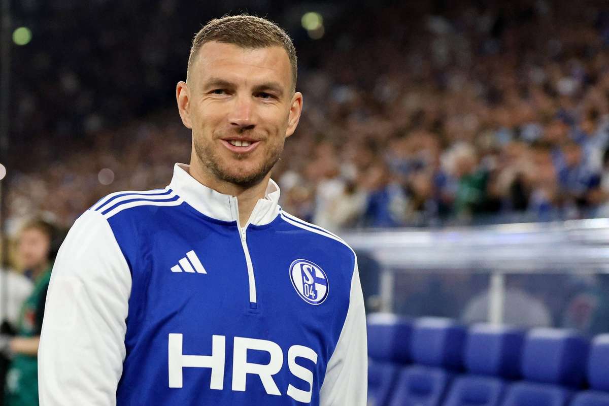 Bundesliga: Dzeko continua sem definir o seu destino no Schalke 04