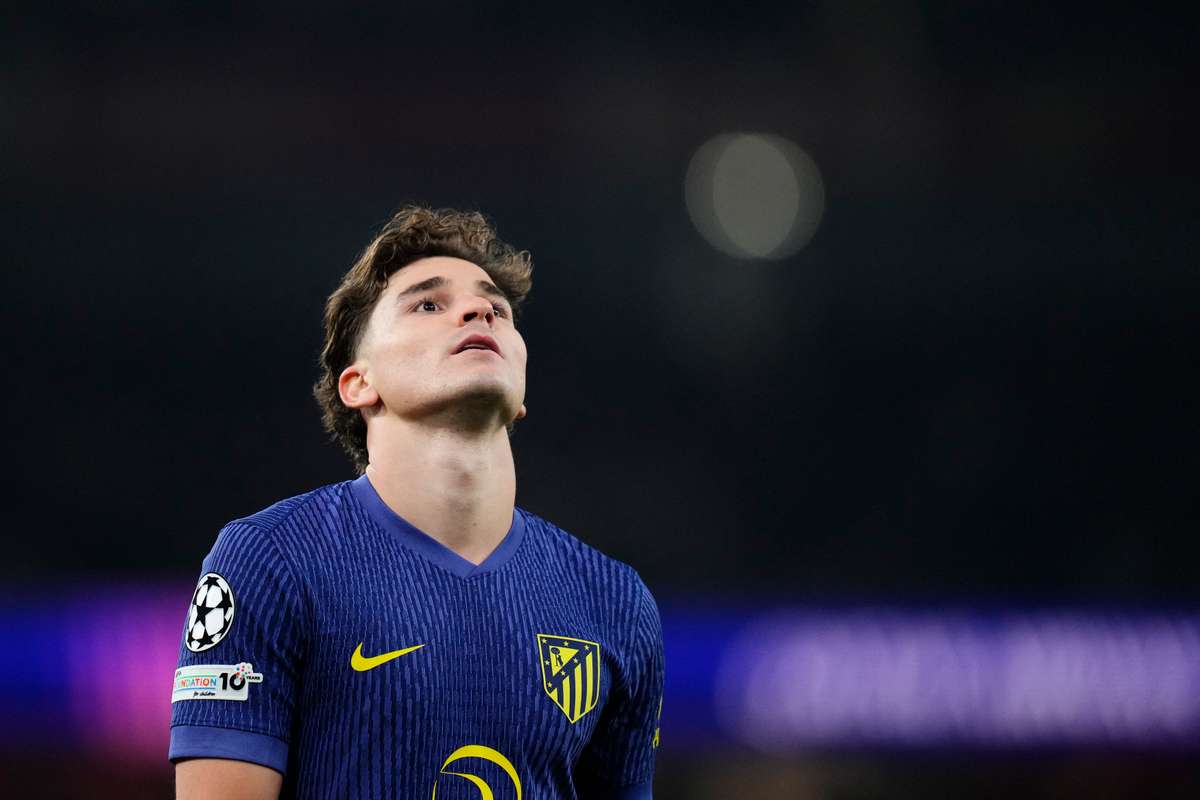 Julián Álvarez padece problemas en el tobillo y abandona el partido en Londres