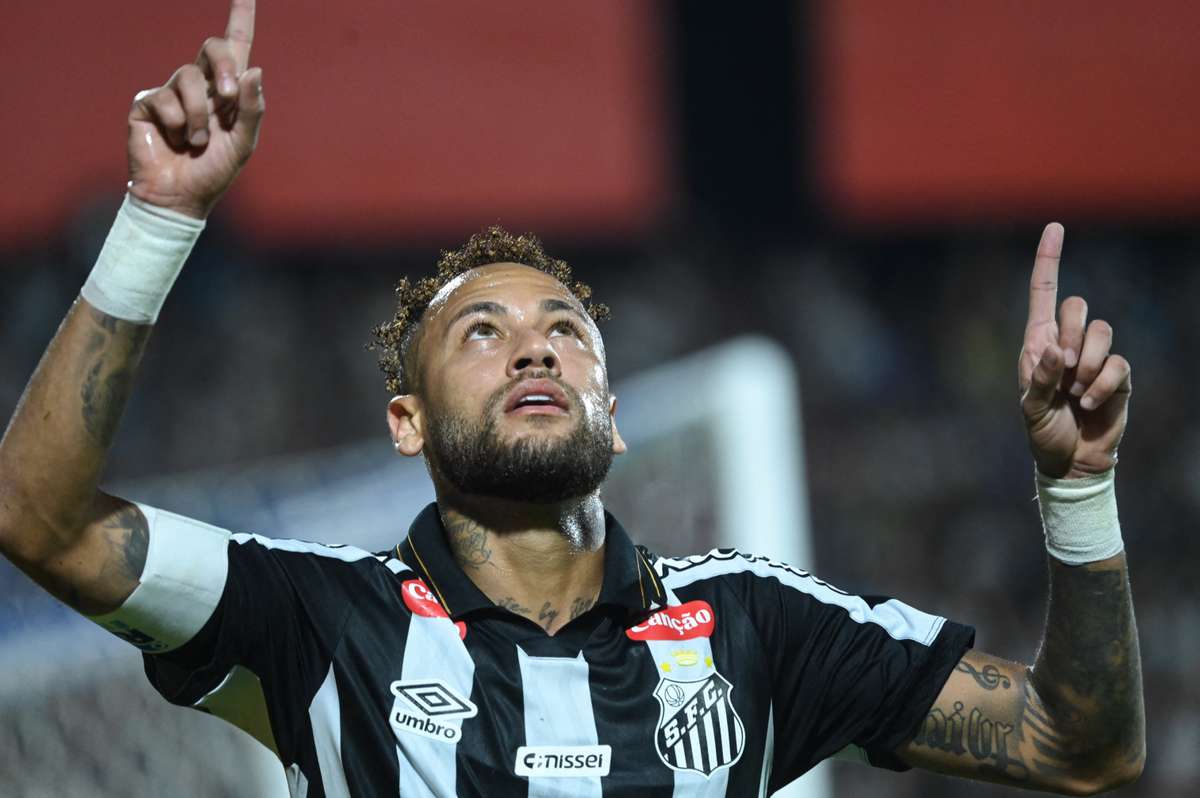 Após a controvérsia Neymar goleia e dá abraço em Robinho Jr.