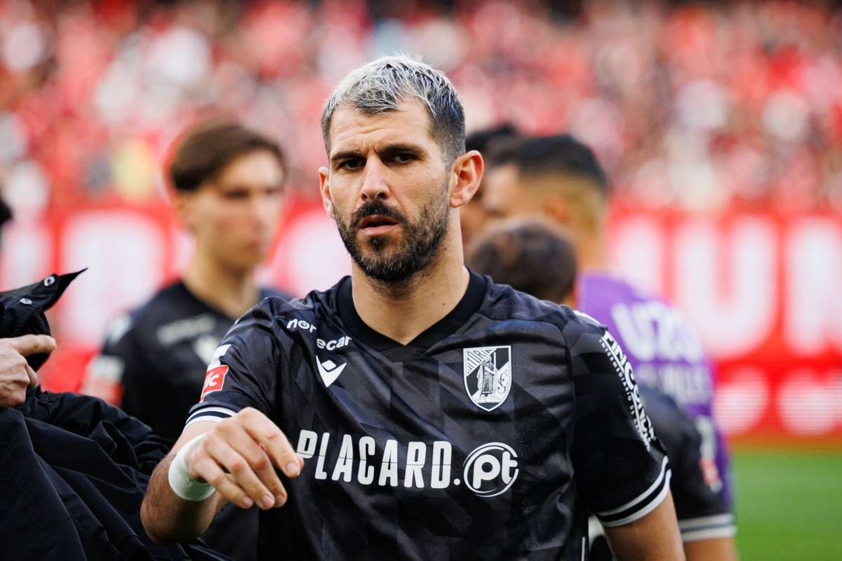 Vitória SC suspende Nélson Oliveira do elenco por razões disciplinares