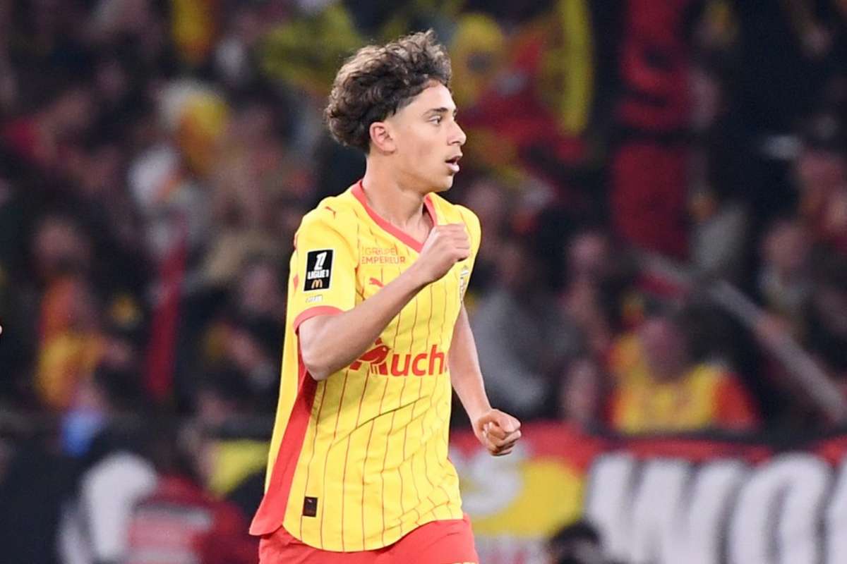 Talento de 16 anos do Lens marca no primeiro toque na estreia na Ligue 1