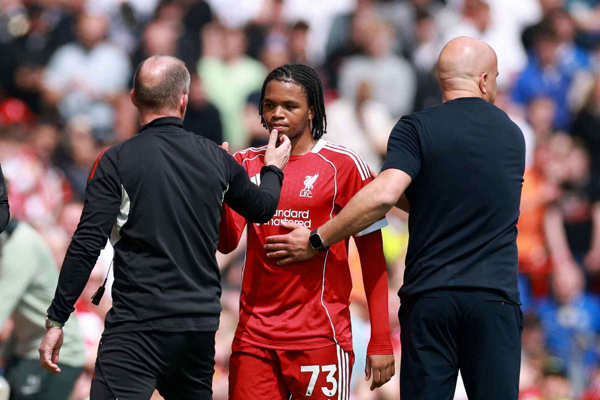 Arne Slot reveals Ngumohas muscle troubles amid heated Liverpool supporters outcry over his withdrawal