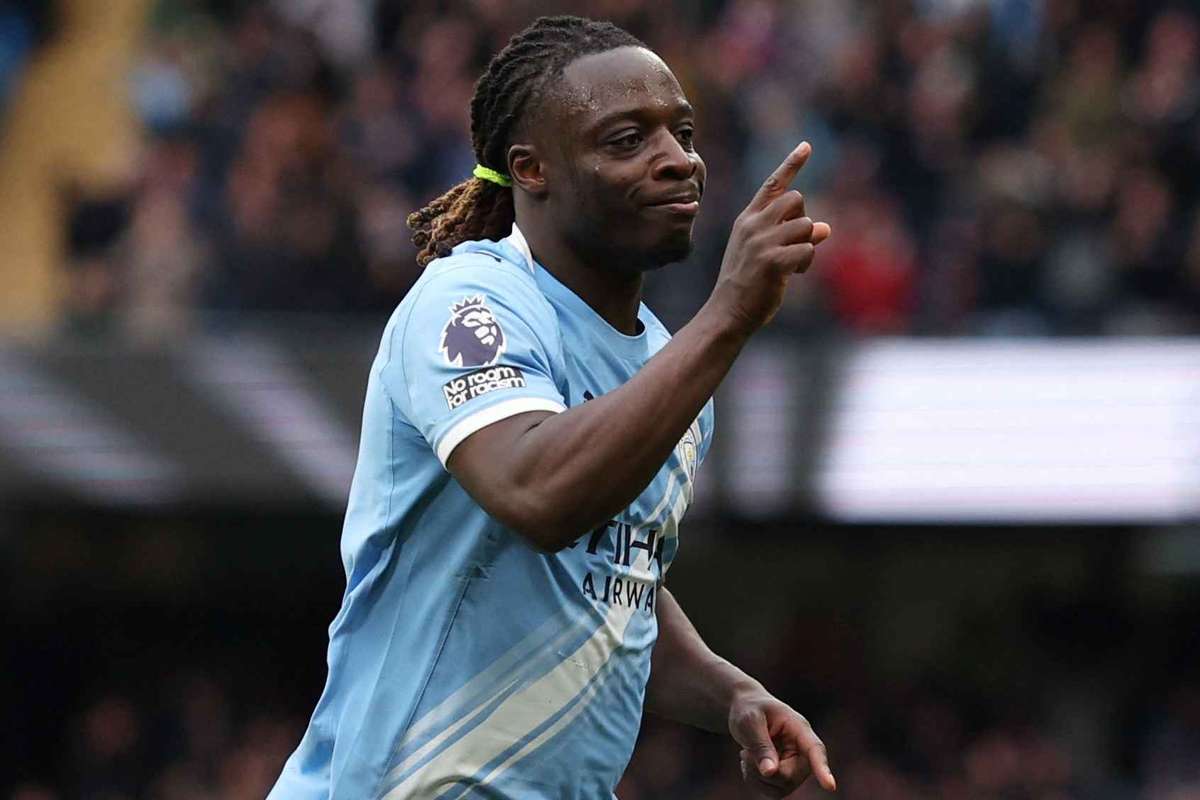 City sofre, mas vence Brentford e pressiona Arsenal na Premier League