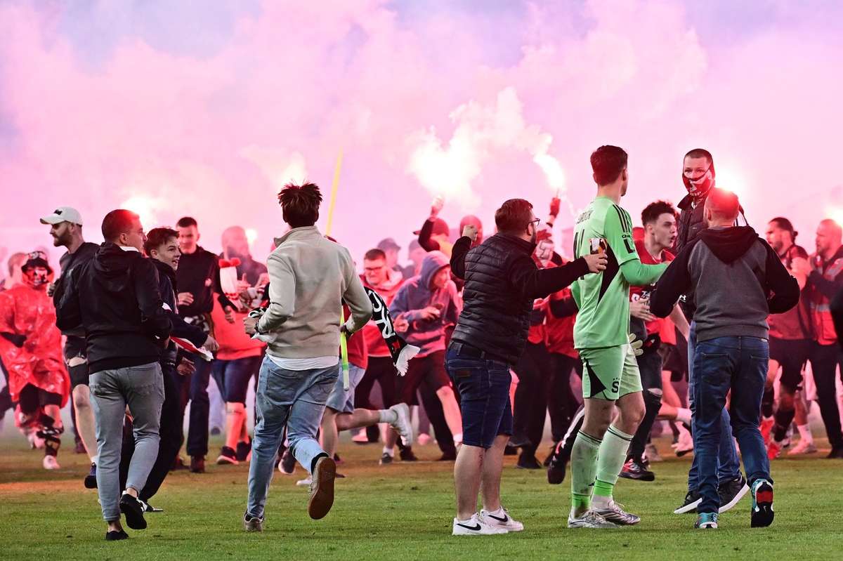 Slavia Versus Sparta Prague Game Halted as Supporters Storm the Field
