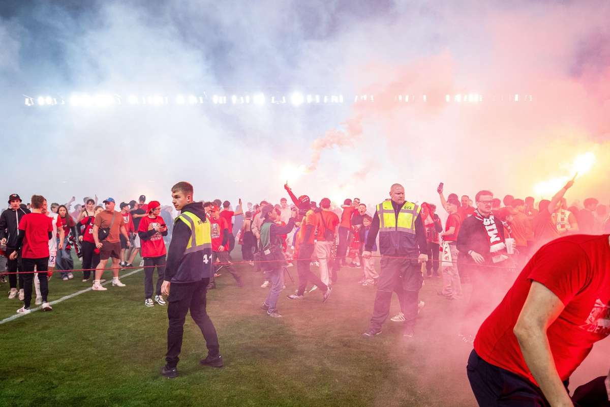 Feuerwerks Skandal im Prager Derby Spielabbruch anstelle von Titel Feier