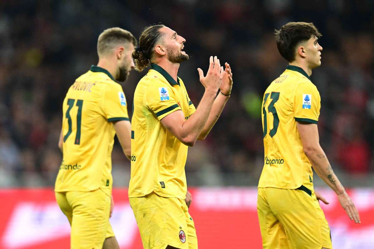 El Milan pierde en su estadio frente a la Atalanta y pone en riesgo sus aspiraciones a la Champions (2-3)