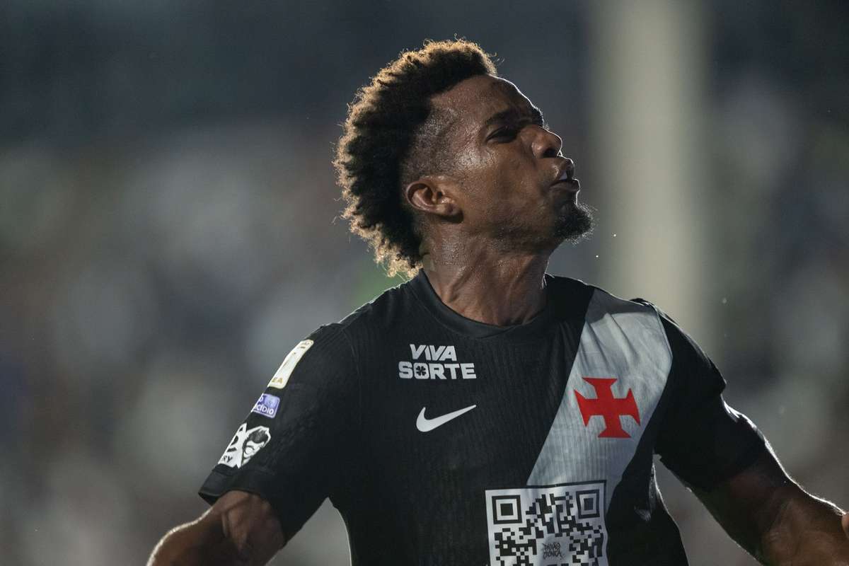 Campeonato Brasileiro Vasco triunfa sobre Athletico PR por 1 0 com Nuno Moreira em acao