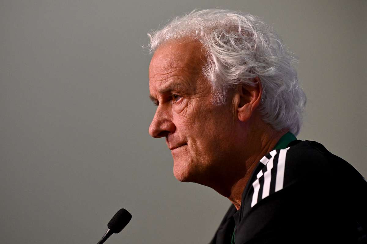 Fred Rutten končí v roli trenéra Curaçaa, vynorují se diskuse o návratu Dicka Advocaata