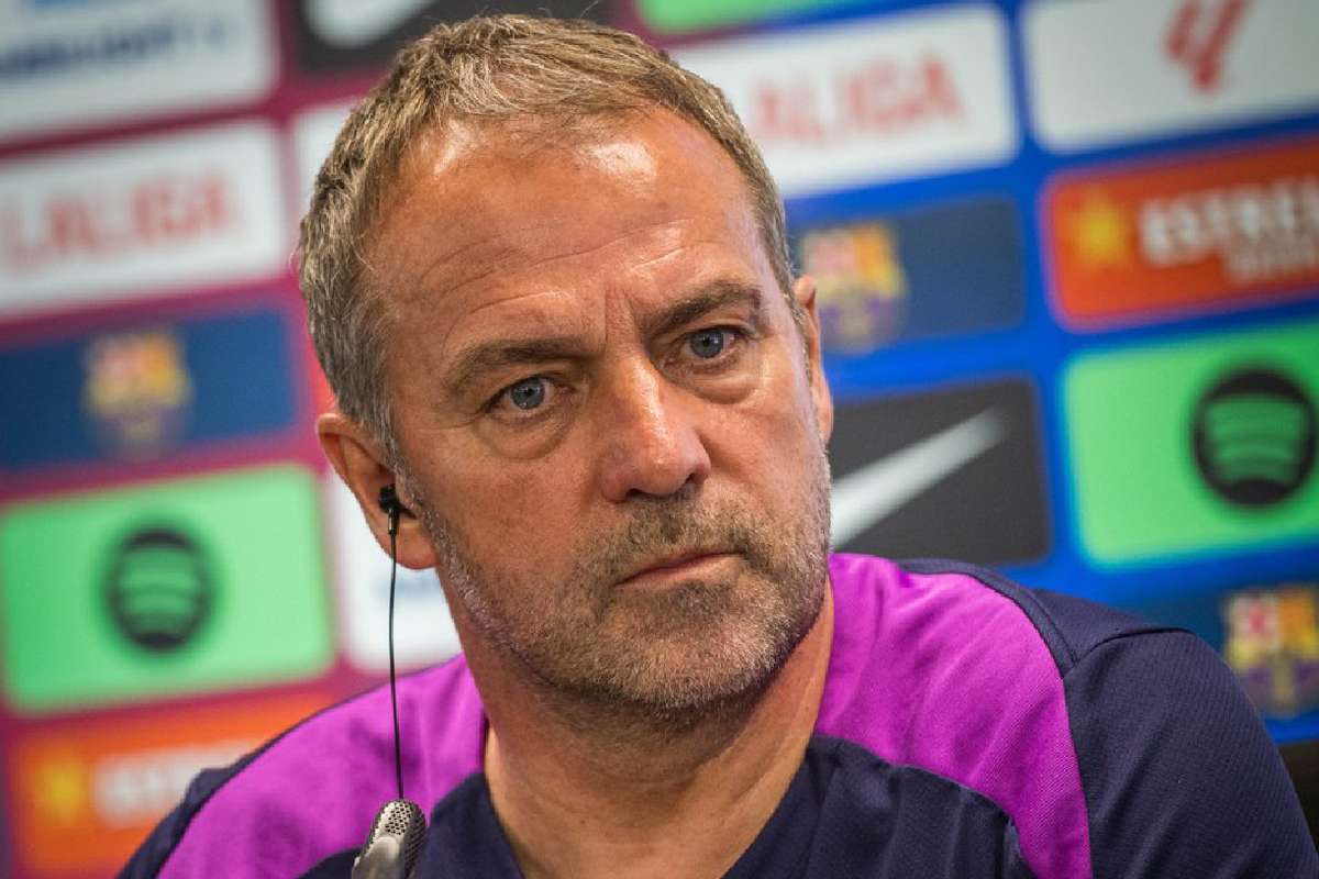 Hansi Flick anuncia extensão de contrato com o Barcelona até 2028