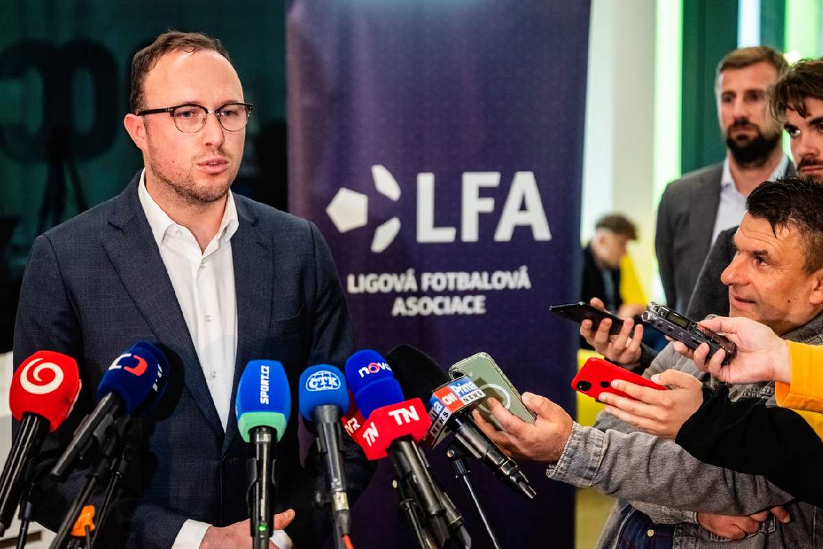 Slavia Praga penalizado com revés administrativo devido a invasao de torcedores contra o Sparta