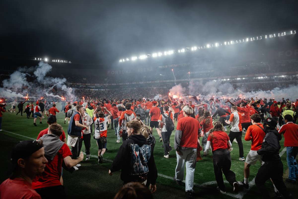 Slavia Praga declarado perdedor no dérbi com o Sparta devido a invasão de adeptos
