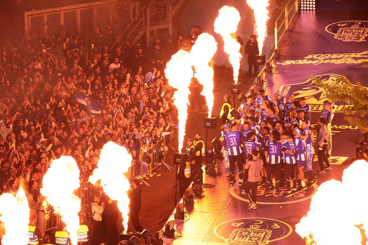 FC Porto conquista título: Celebrações com fogo de artifício na Ponte D. Luís e show de drones