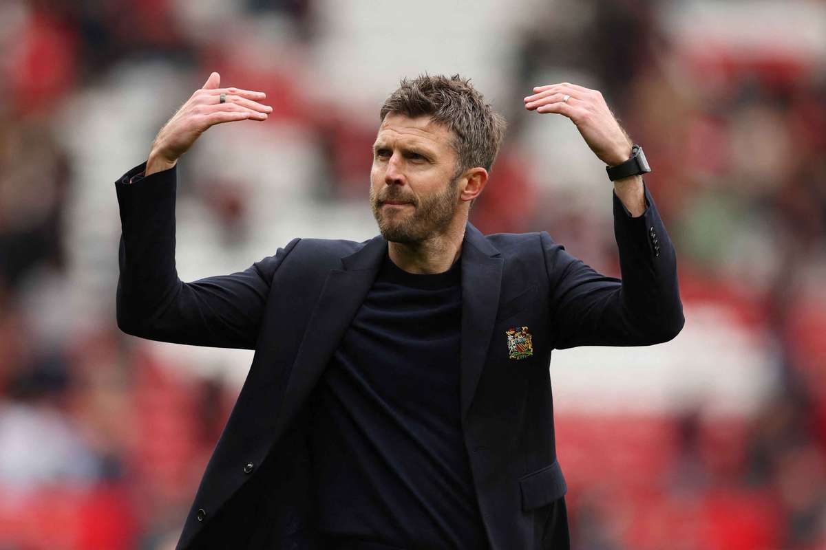 Manchester United planeia transformações profundas no mercado com Michael Carrick próximo de estender contrato