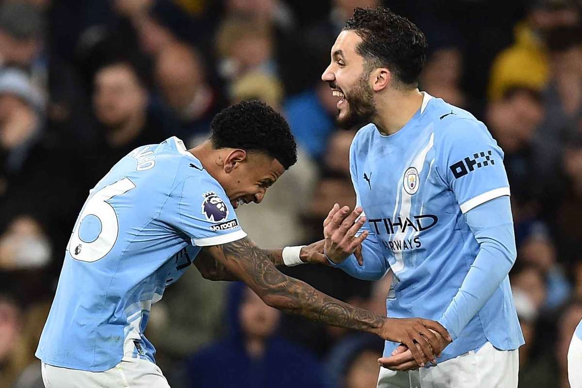 City derrota Palace e mantém disputa pelo campeonato inglês em aberto