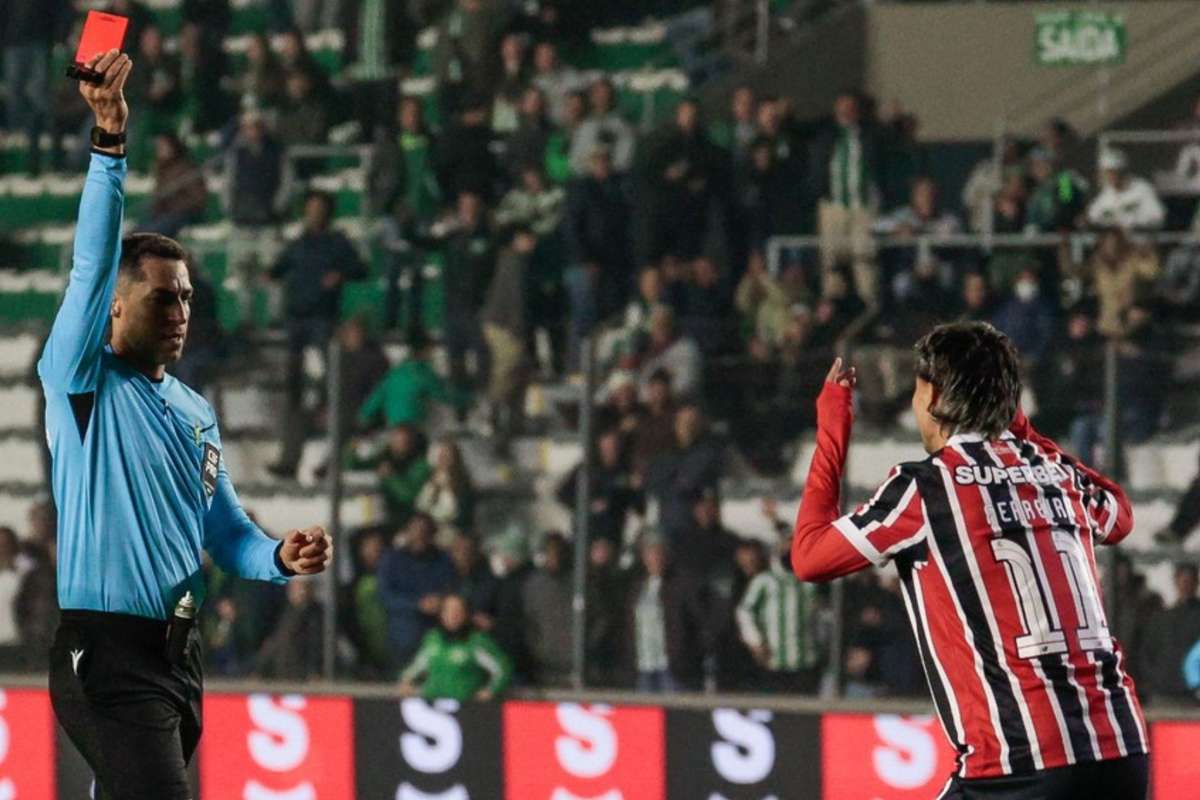 Ferreirinha recebe expulsão 30 segundos após entrada em Juventude contra São Paulo