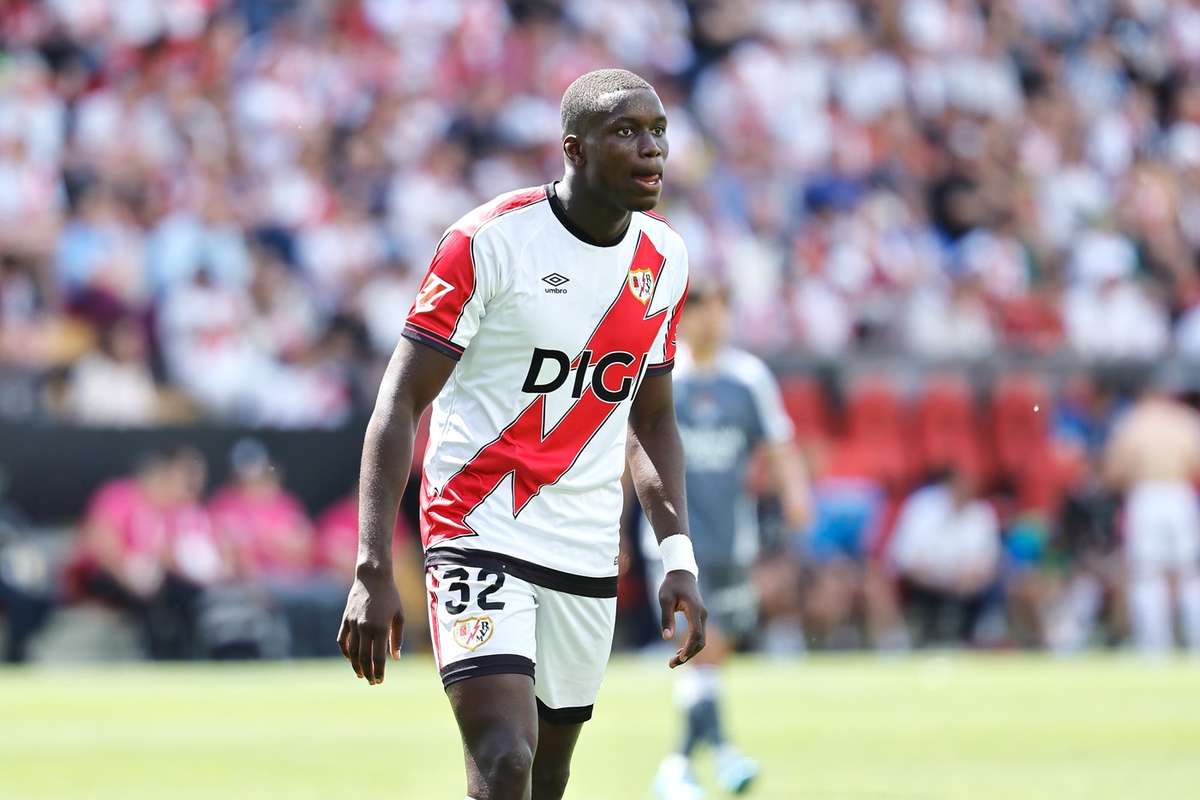 Nobel Mendy do Rayo Vallecano volta a ser ligado ao Benfica