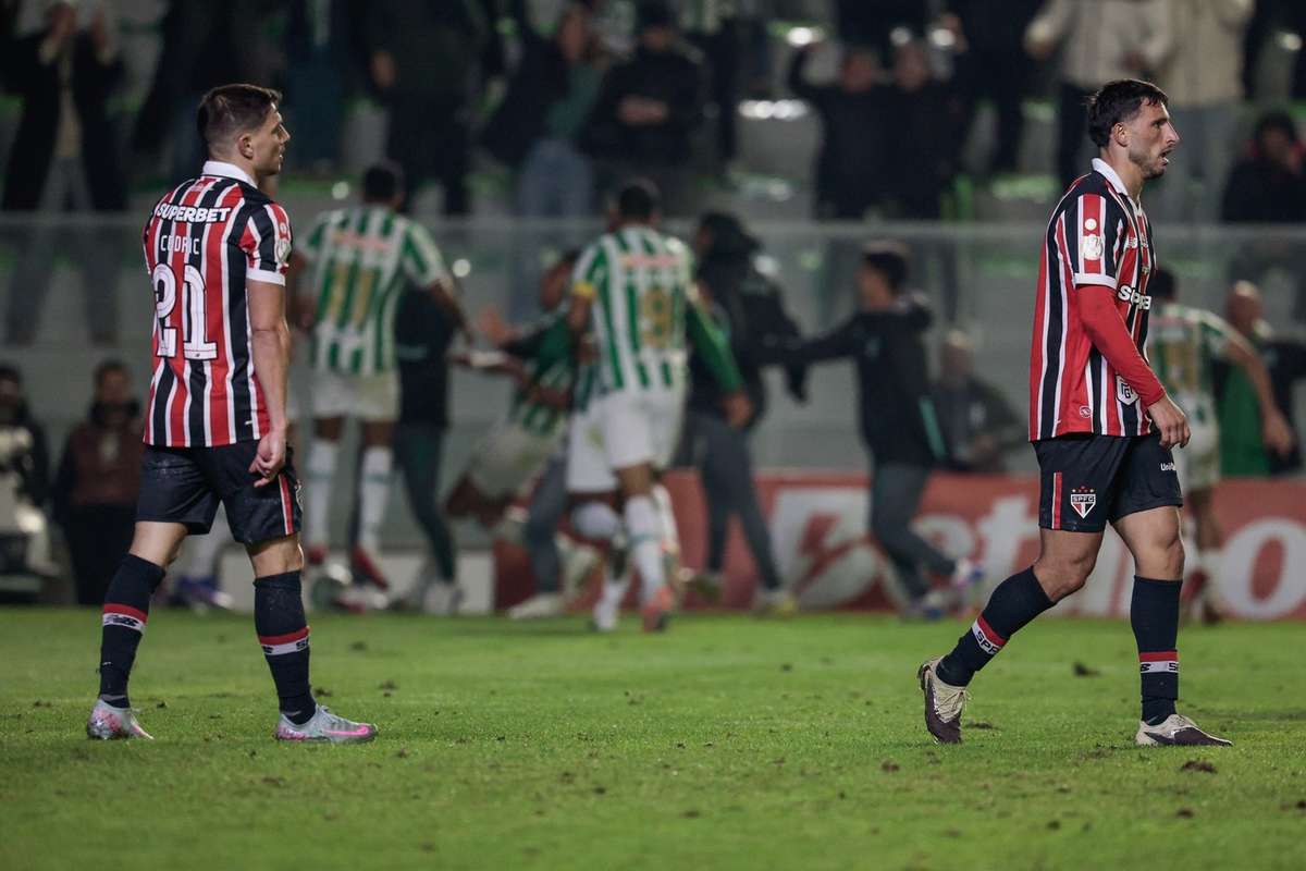 "Sem desculpas, foi uma vergonha...", lamenta Calleri depois da eliminação do São Paulo