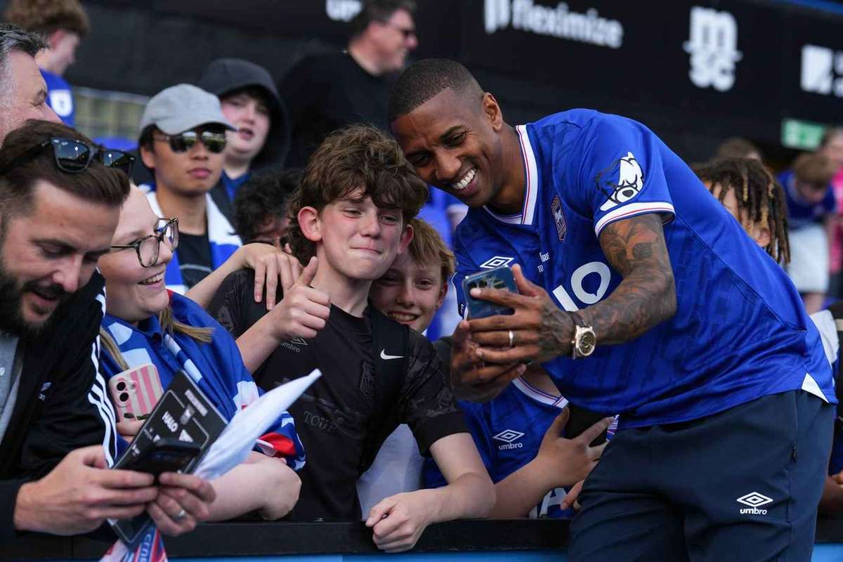 Ashley Young publica texto comovente nas redes após anunciar aposentadoria