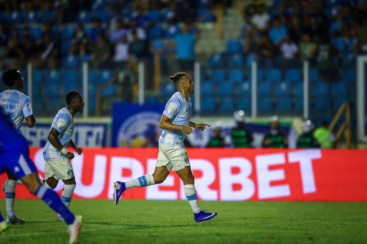 Braithwaite bis e Grêmio derrota Confiança outra vez para prosseguir na Copa do Brasil