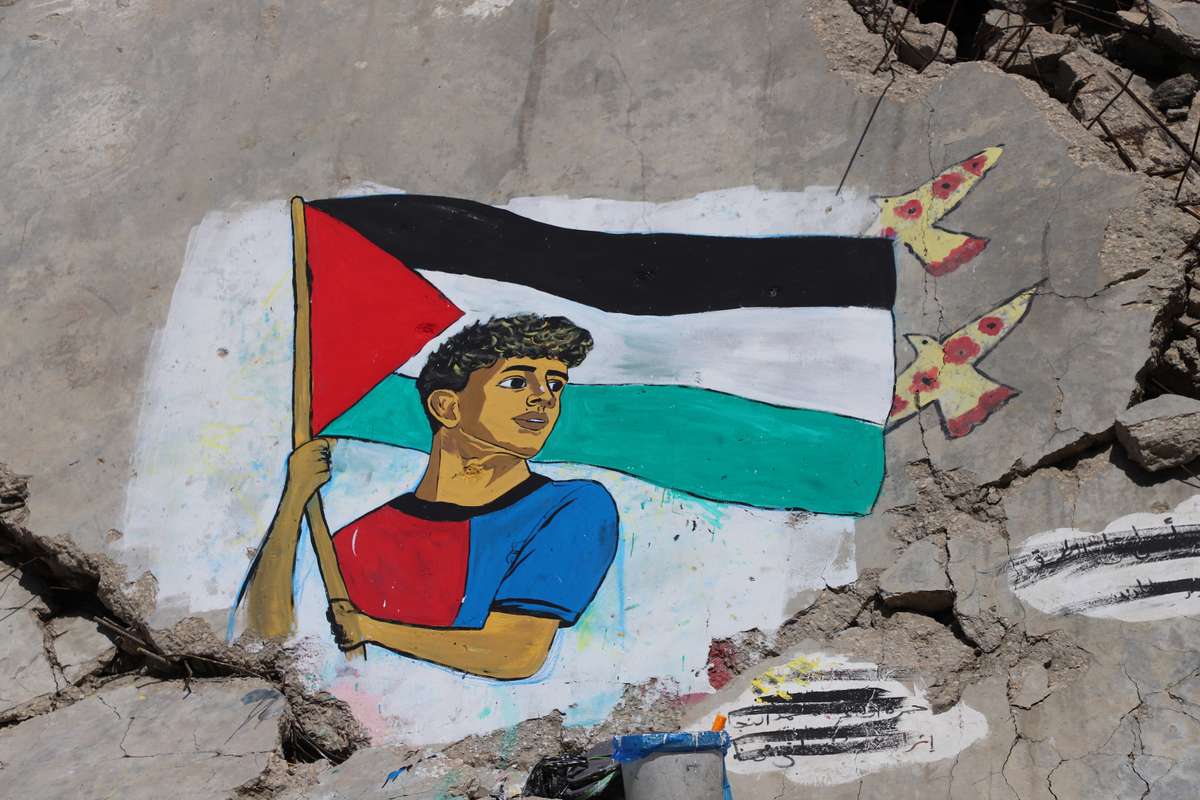 Pedro Sánchez expresa orgullo por Lamine Yamal al agitar la bandera palestina