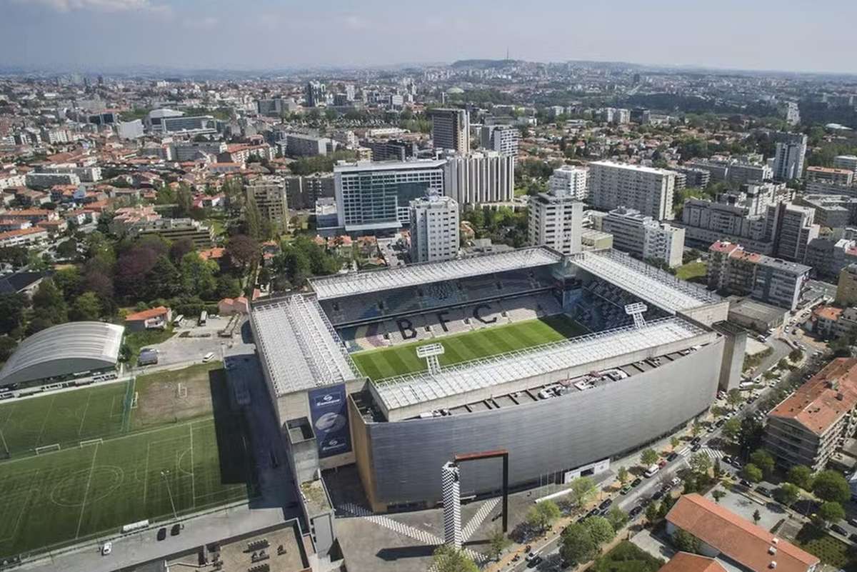 Una empresa española actúa para salvar el estadio del Boavista