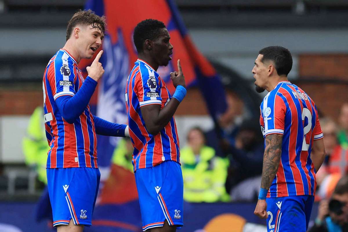 El Crystal Palace reconoce a Daniel Muñoz, que cumple 100 partidos con el club