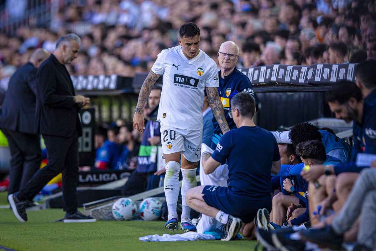Renzo Saravia ya no jugará más con el Valencia: sufre una lesión muscular