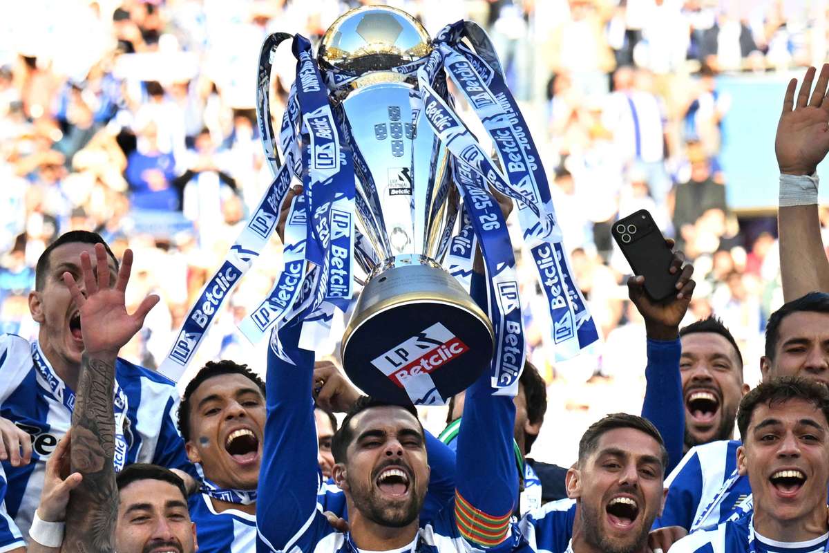 FC Porto campeão: Diogo Costa ergue troféu perante 50 mil adeptos no Dragão