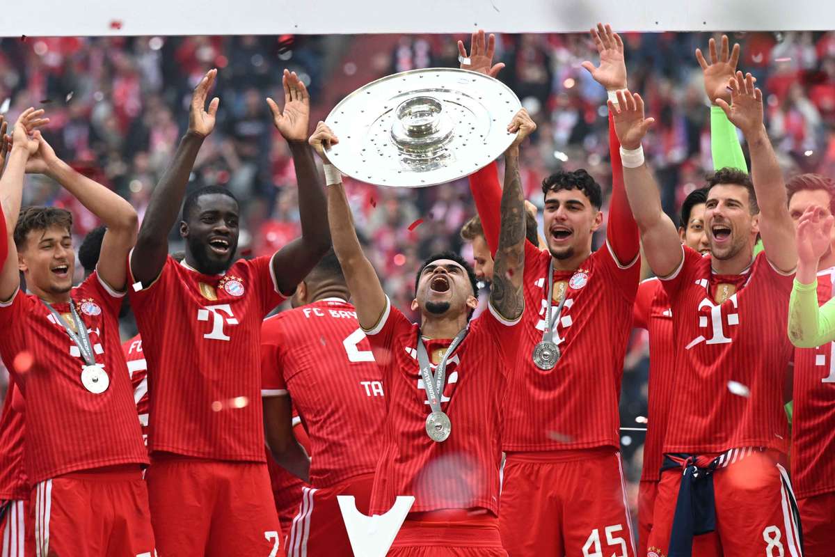 "Zwei Pokale als Mindestziel": Bayern denken bei Meisterfeier schon ans Double