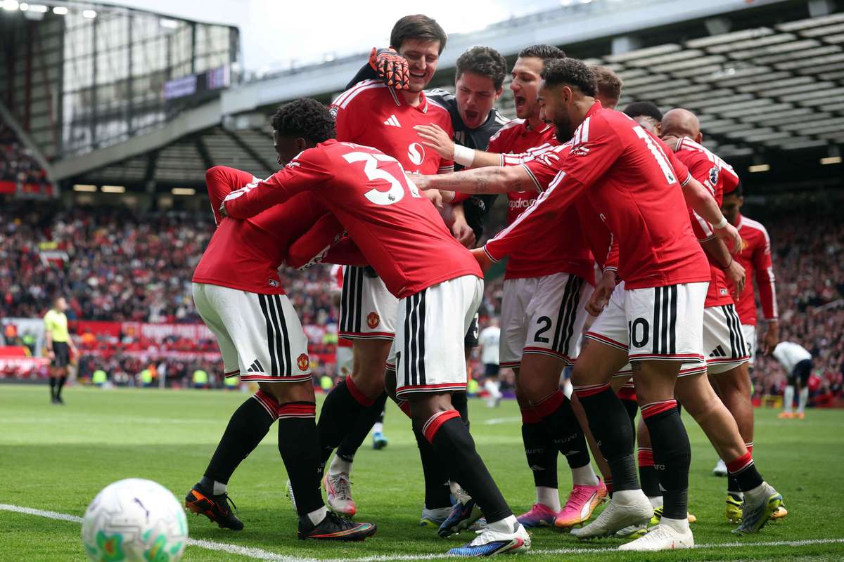Manchester United si zajistil třetí místo po strhujícím vítězství nad Nottingham Forest