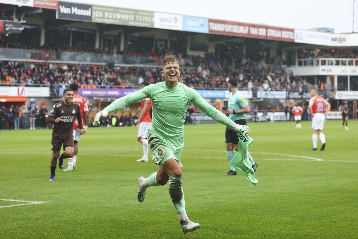 Kiper mencetak penalti dramatis menit ke 89 demi menjaga Telstar di Eredivisie