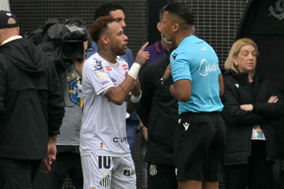 Bizarro momento: Neymar e retirado por engano e protesta no relvado dias antes do Mundial