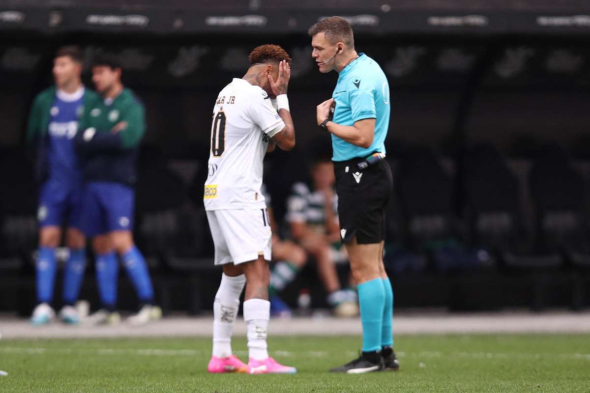 Neymar vive con el Santos un domingo de llanto y caos previo a la convocatoria de Brasil