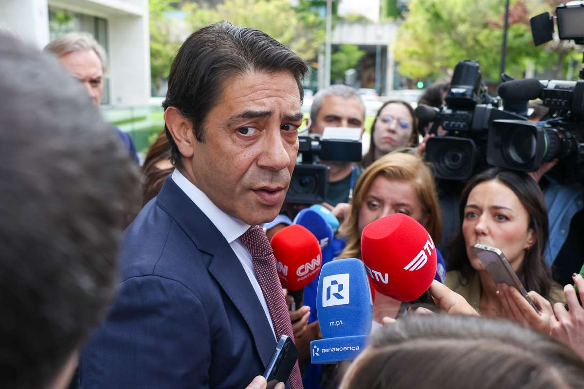 Rui Costa assegura esclarecimentos e afirma que o treinador mantem o nome de Jose Mourinho ate prova em contrario