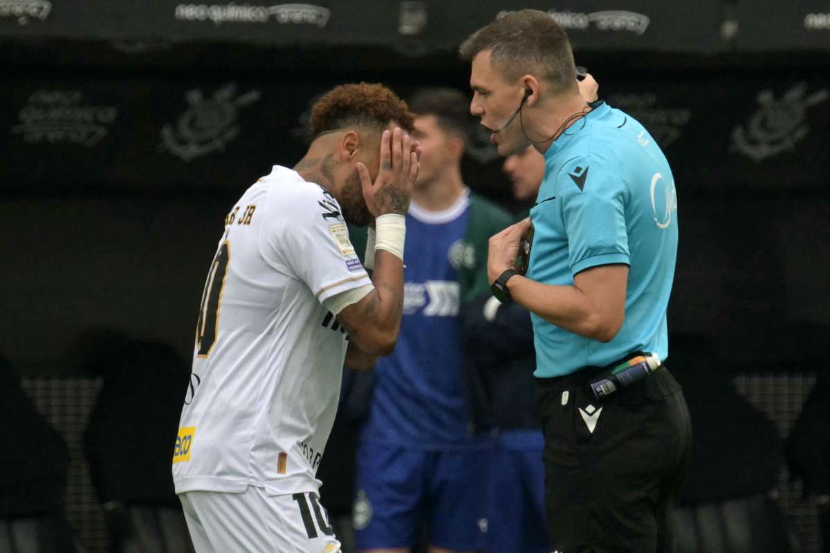 Neymar contraint de quitter le terrain suite a une erreur d arbitrage