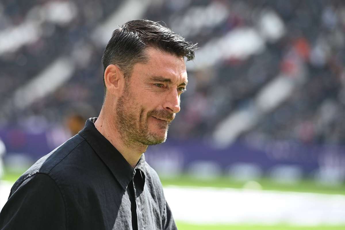 Eintracht Frankfurt encerra parceria com Albert Riera após três meses e meio no comando