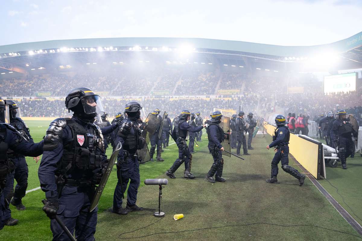 Suspendido el Nantes Toulouse tras invasion del campo y bengalas