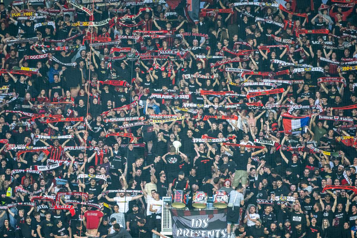 Envahissement du terrain apres la fin du match Nice Metz