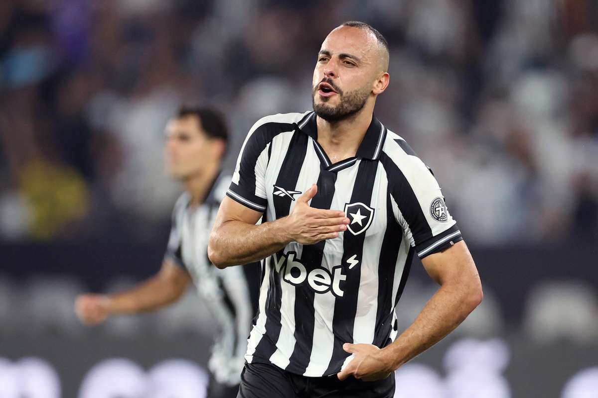 Com hat trick de Arthur Cabral Botafogo vence e coloca o Corinthians na zona de despromoção